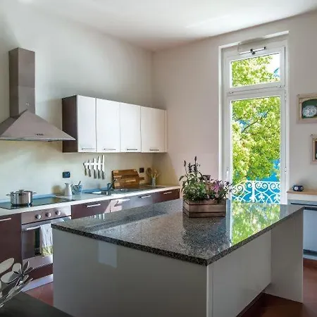 Sleeps 11 Pool Air Con Wifi فيلة Oliveto Lario